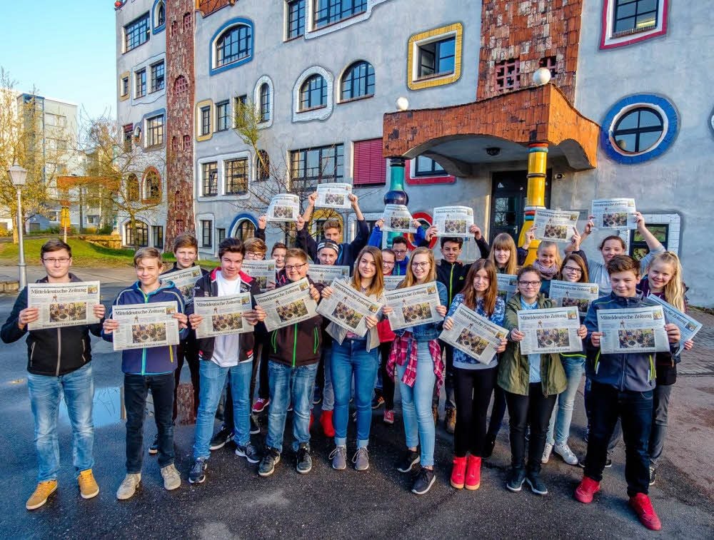 Die Jugendlichen der Klasse 8d des Luther-Melanchthon-Gymnasiums in Wittenberg nutzen für einige Wochen im Deutschunterricht die Mitteldeutsche Zeitung.