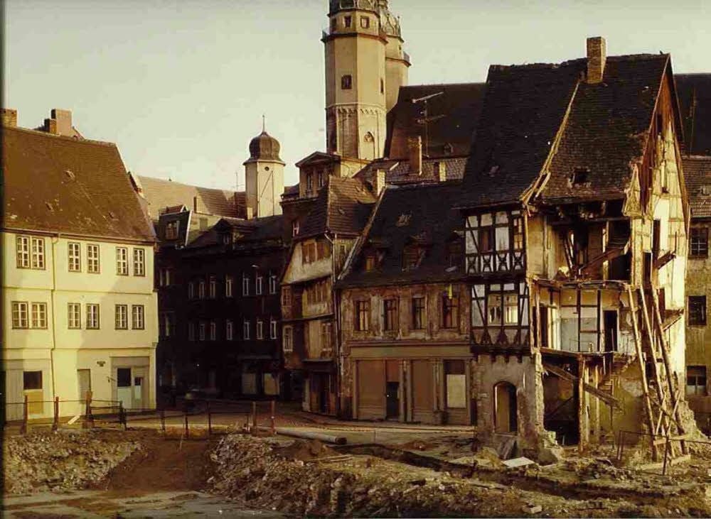 1985 wurde das Haus (rechts) beim Abriss schwer beschädigt und provisorisch gestützt.