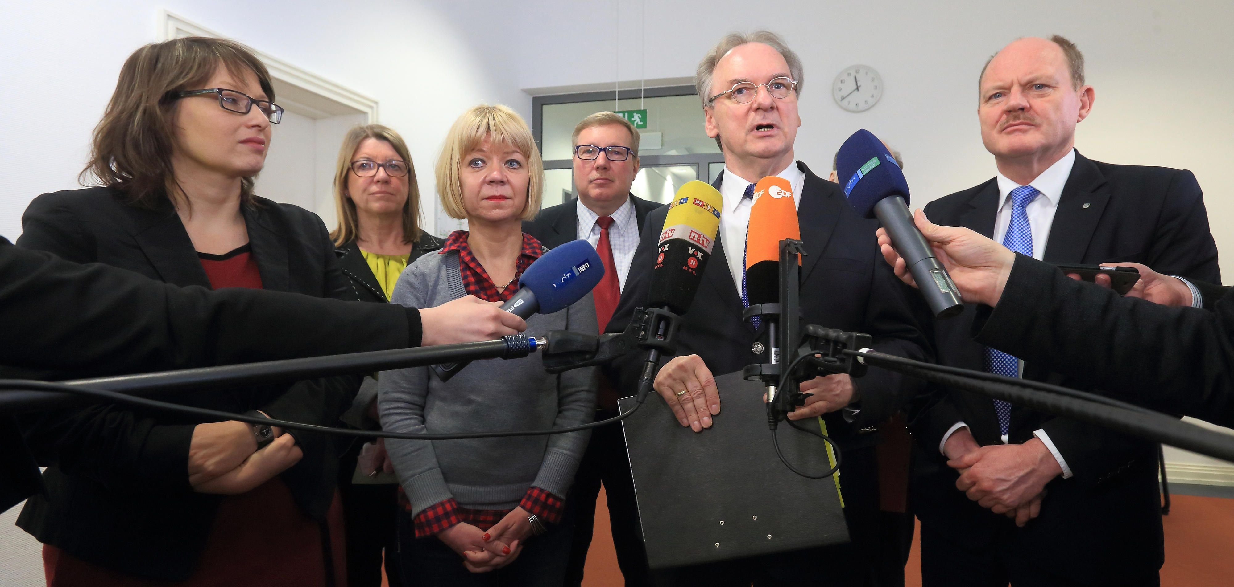 Vertreter der Parteien stellen sich am 16.03.2016 nach ersten Sondierungsgesprächen den Journalisten im Landtag in Magdeburg.