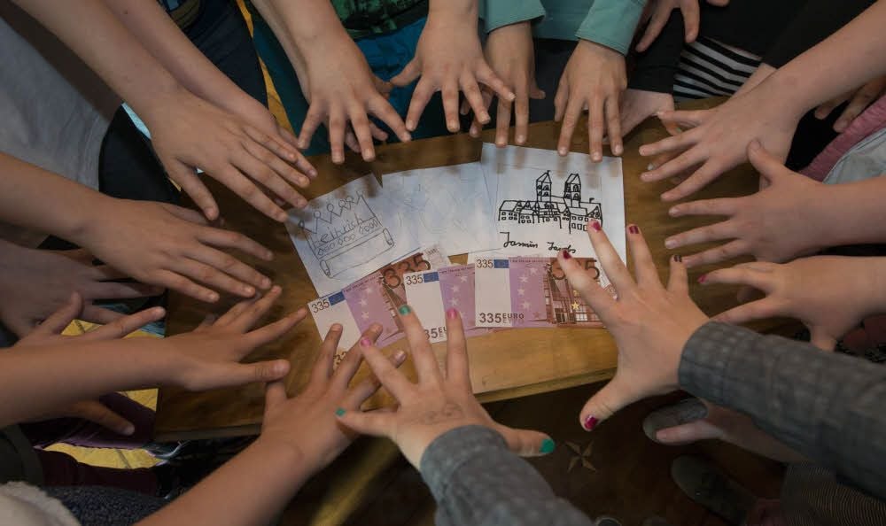 Alle Arbeiten der Schüler lagen auf zwei Tischen im Rathaussaal zur Ansicht ausgebreitet. Drei Entwürfe wurden als Sieger ausgezeichnet (Foto rechts). Sie sind nun Grundlage für die Herstellung der Stiftermedaillen.