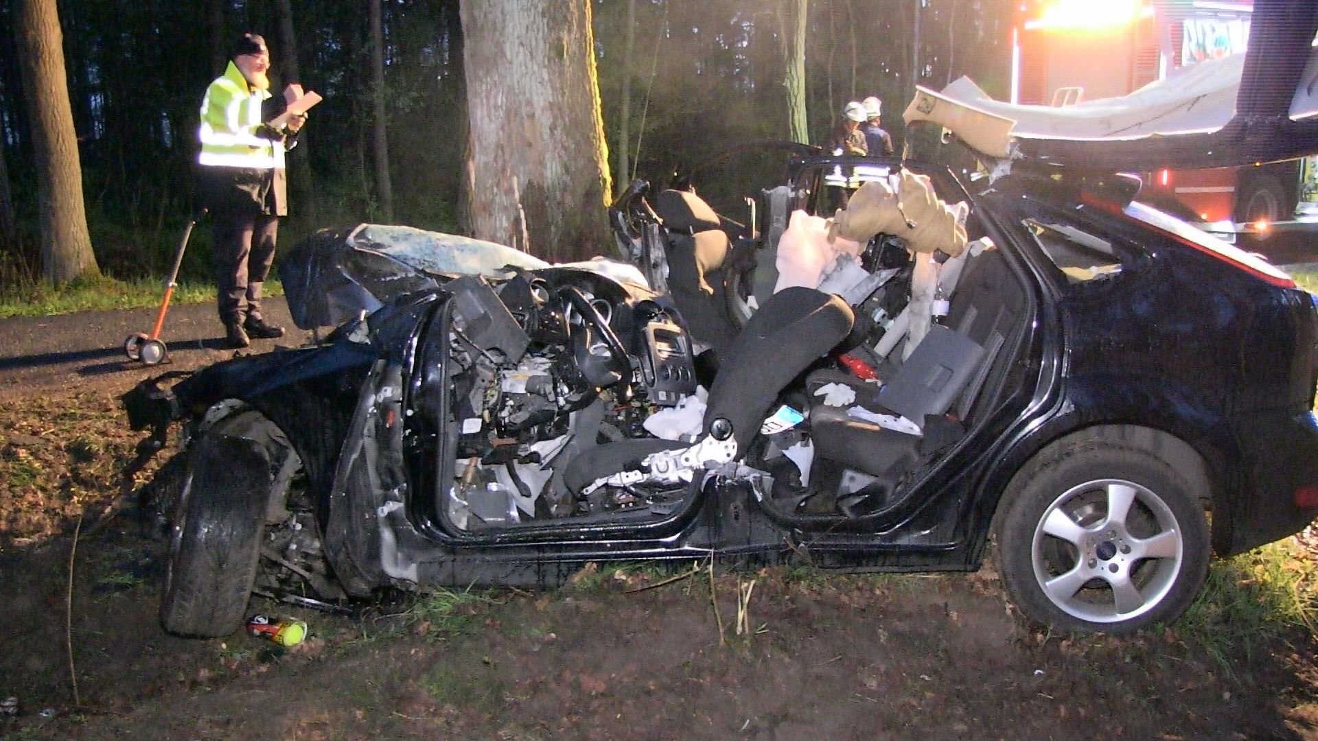 Spurensicherung an einer Unfallstelle nahe Gardelegen im Altmarkkreis Salzwedel.