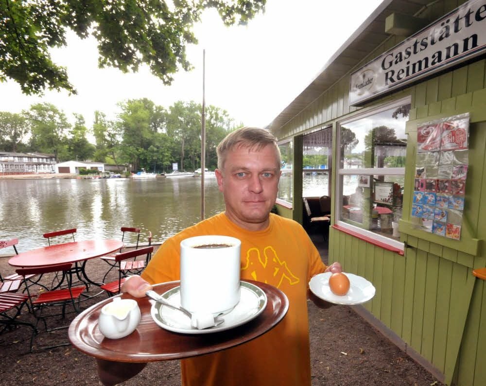 Sven Rehberg von der Gaststätte Reimann an der Saale in Bernburg erwartet viele Gäste.