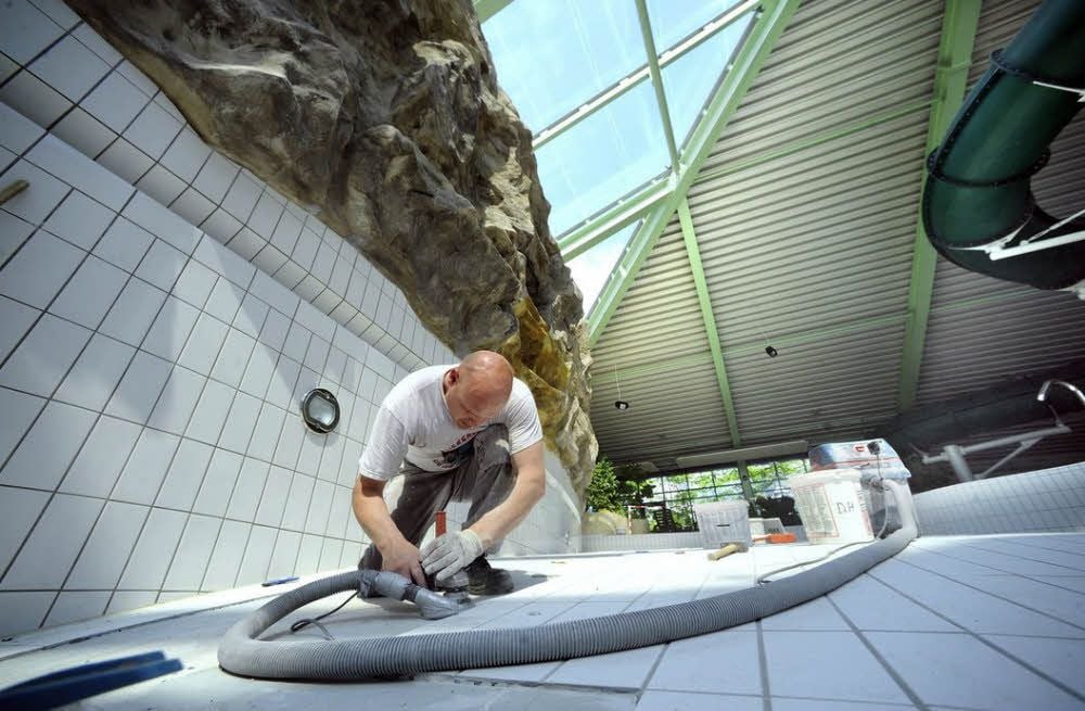 Schon 2010 mussten einige Fliesen im Wellenbecken der Köthener Badewelt ausgetauscht werden.