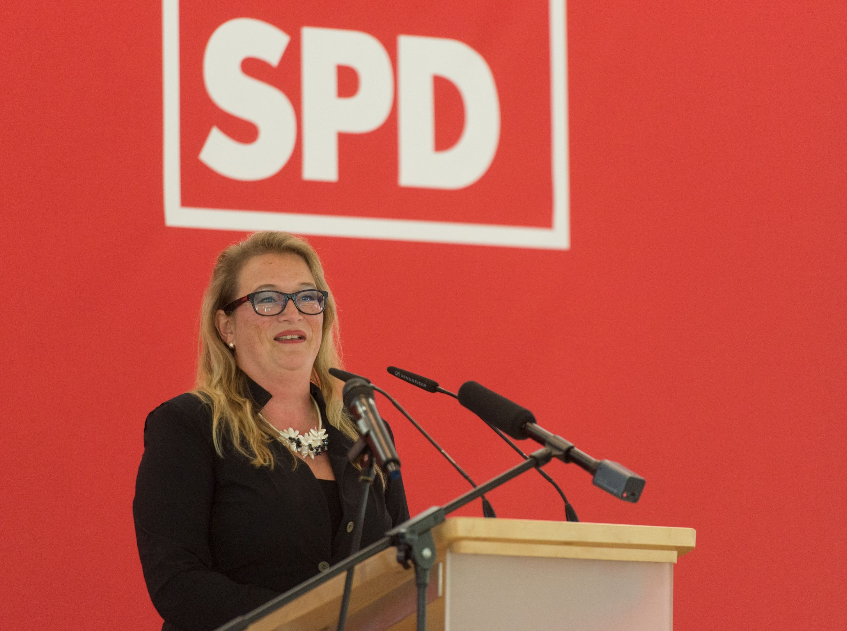 Katrin Budde steht an einem Rednerpult.