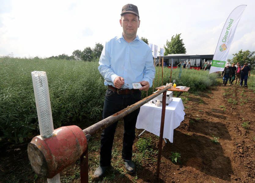 Erstmals bei einem Pflanzenbautag in Axien war Sebastian Schulze von der Söhlder Düngekalk GmbH. Er gab Auskünfte zum Kalkeinsatz.