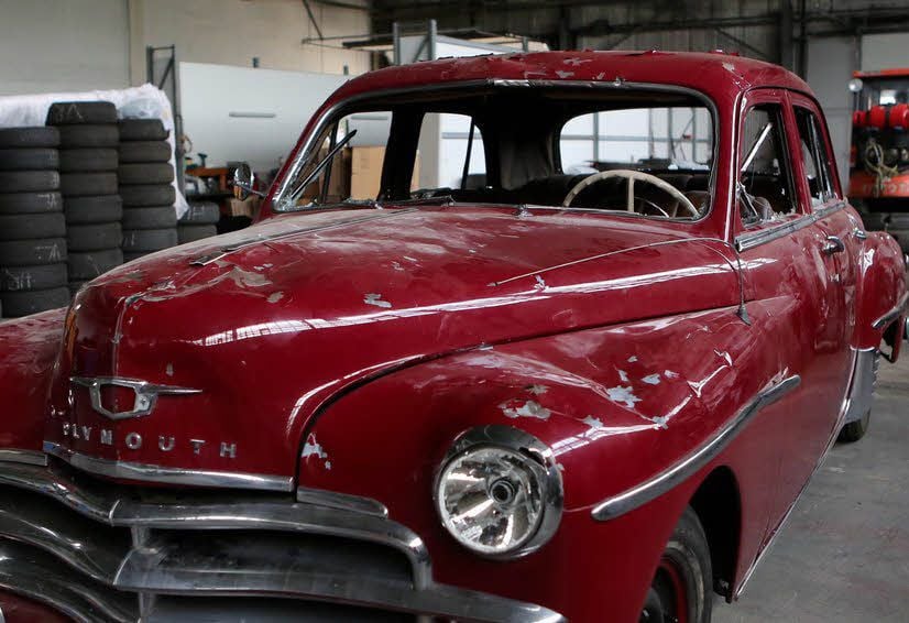 Aus dem schicken Plymouth wurde im Film ein Schrottauto.