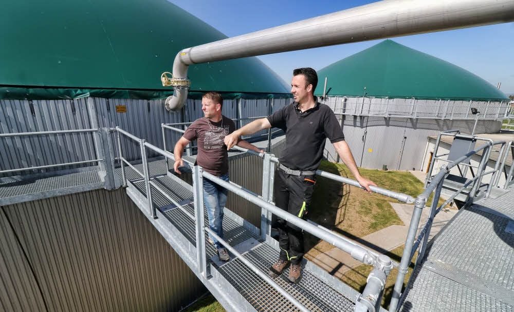 Matthias Polte und Sebastian Schüssler (v.l.) bei der täglichen Kontrolle der Fermenter- und Gärsilos.