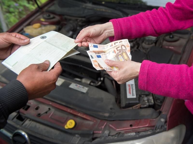 Papiere gegen Bargeld: Beim Gebrauchtwagenverkauf sollten Schecks und Überweisungen nicht akzeptiert werden. Foto: Tim Brakemeier
