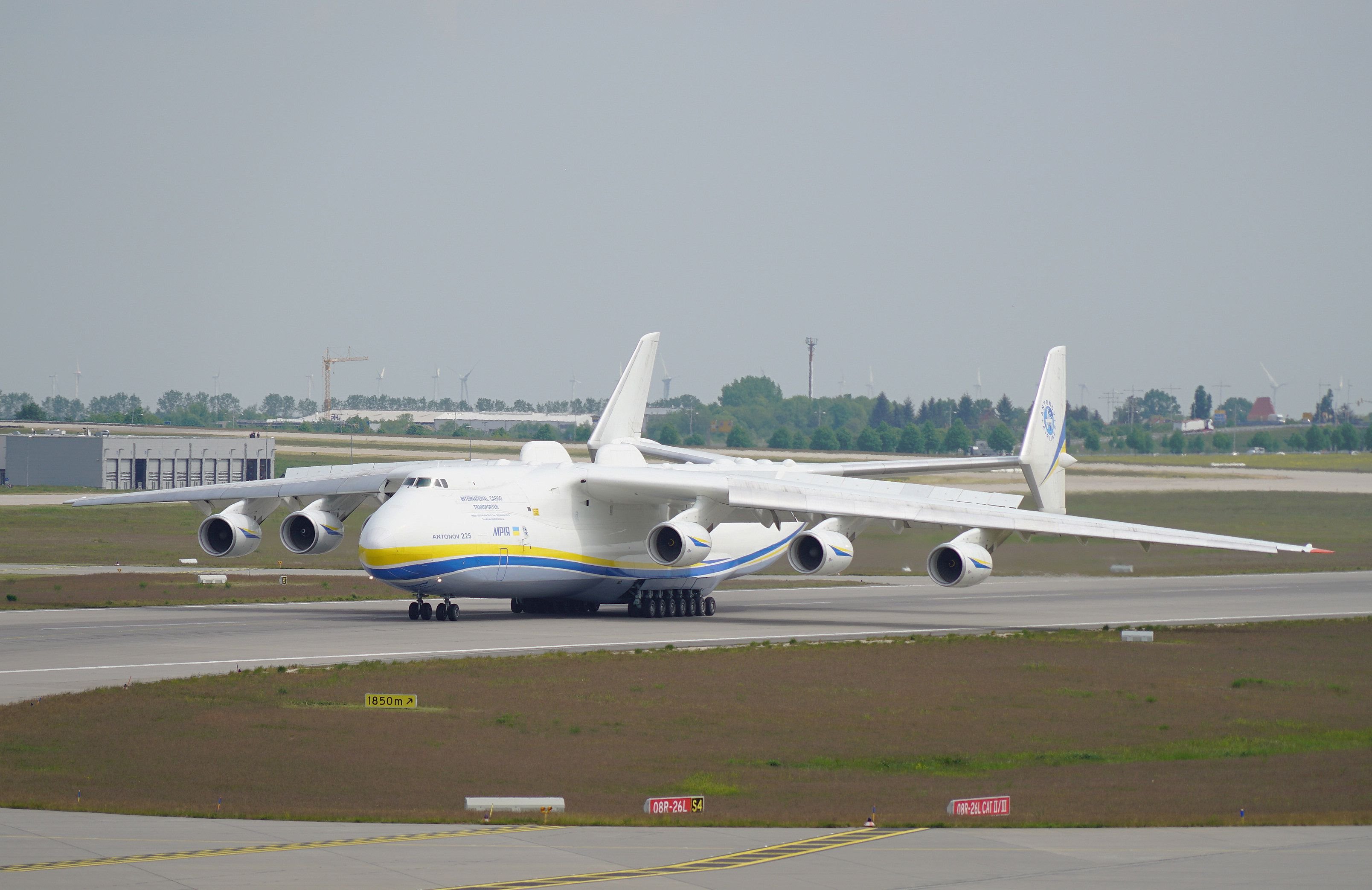 Die Antonov AN-225 ist am Flughafen Leipzig/Halle angekommen.
