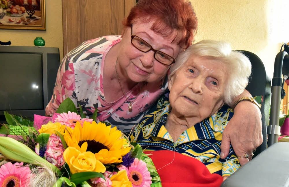 Die hundertjährige Lisbeth Benndorf wird von Tochter Edeltraut Merker geherzt.