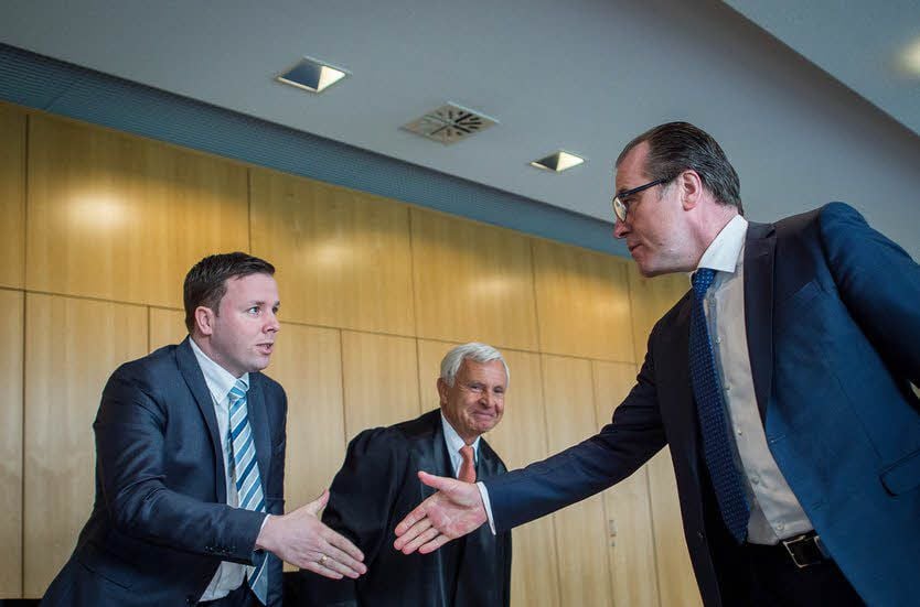 Clemens Tönnies (r.) und sein Neffe Robert im Gerichtssaal