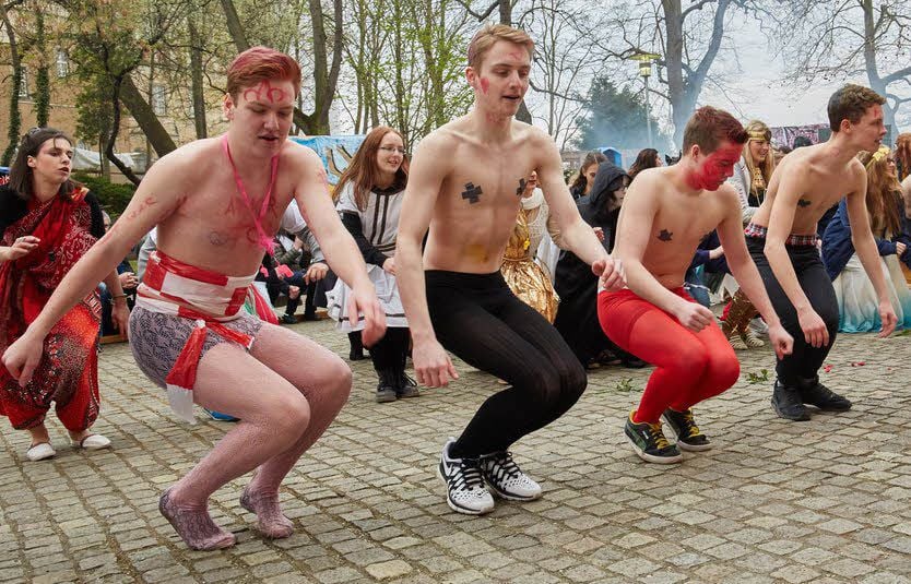 Echte Kerle: Das Männerballett tanzt auch bei kalten Temperaturen oben ohne.