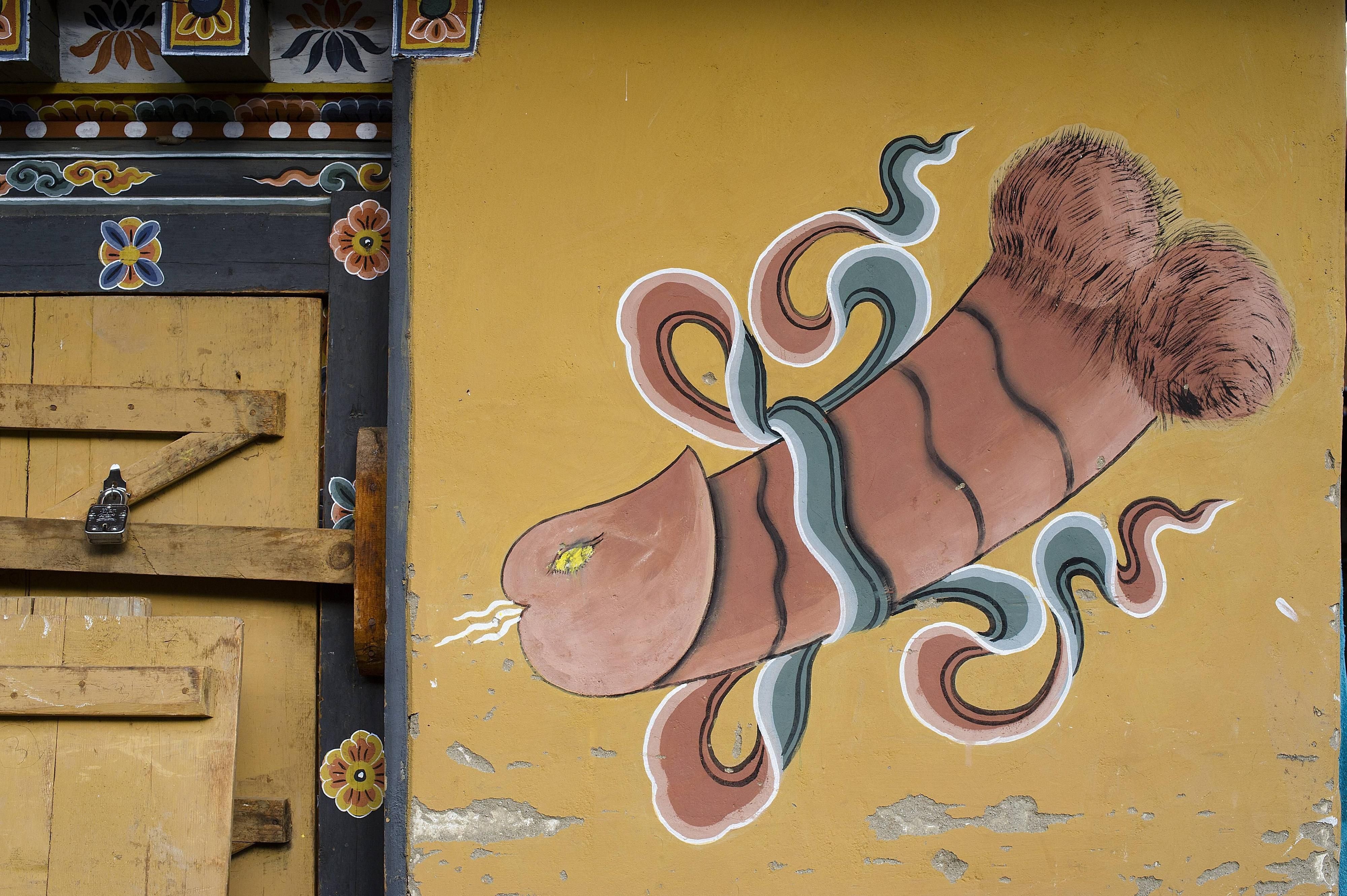 Penis-Darstellung an einer Hauswand im Dorf Thanley Gang, Bhutan.