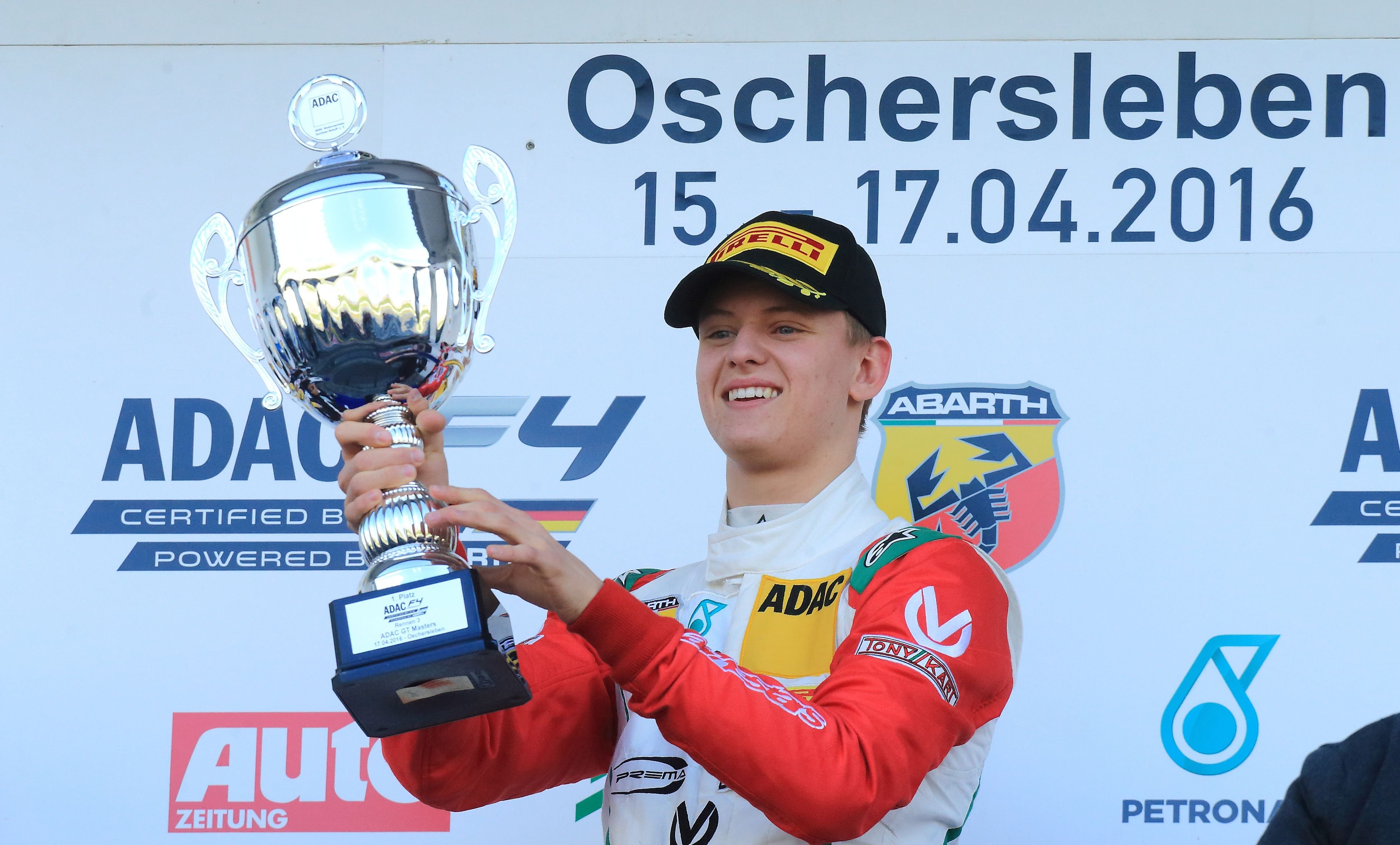 Mick Schumacher strebt, genauso wie sein berühmter Vater Michael Schumacher, eine Karriere als Rennfahrer an.