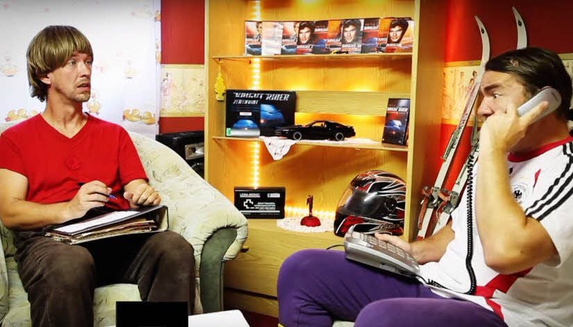 Szenenbild in bunter Tristesse: „Svenni“ (links) und „Gilli“ beraten im Mansfelder Barock den Plan zur Eroberung der Weibersauna.