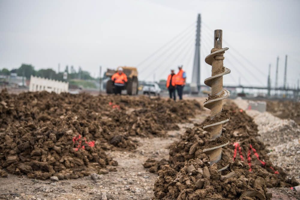 Sechs Meter tief steckt der Bohrer in der Erde, mit dem das Gelände des halleschen Hauptbahnhofs zur Bombensuche durchlöchert wird.