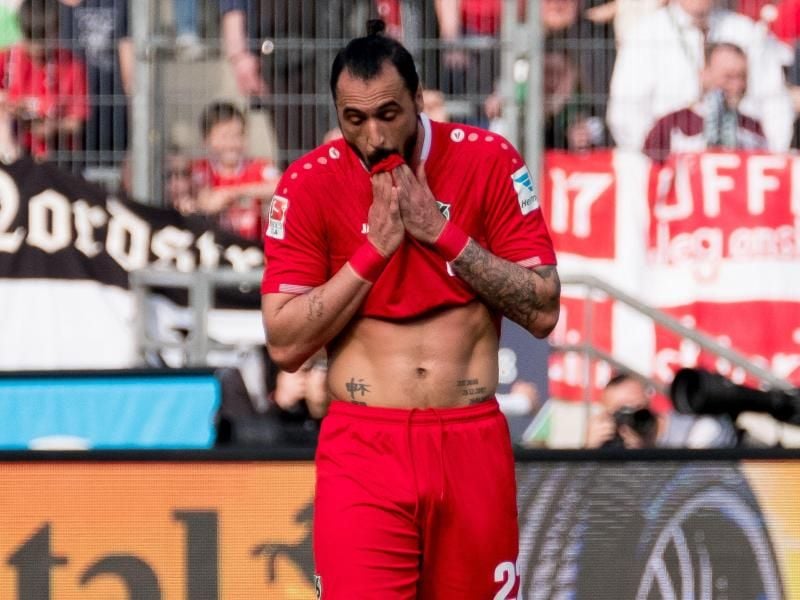 Hannovers Hugo Almeida fällt für das Spiel gegen Gladbach aus. Foto: Peter Steffen