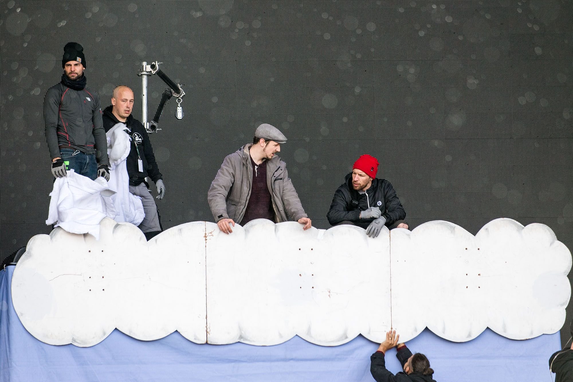 Alligatoah (2. von rechts) beim Soundcheck auf der Wolke, die heute Abend zum Bühnenbild gehört.