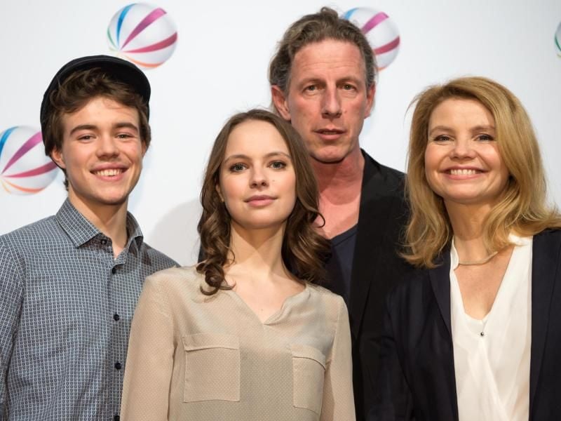 Die Schauspieler Valentino Fortuzzi (l-r), Barbara Prakopenka, Regisseur Richard Huber und Schauspielerin Annette Frier stellen «Zwei Leben. Eine Hoffnung» in Berlin vor. Foto: Bernd von Jutrczenka