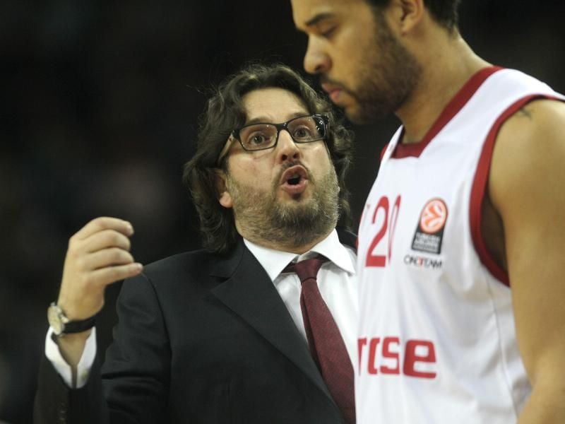 Trainer Andrea Trinchieri versucht Elias Harris vergebens zu pushen. Foto: Valda Kalnina