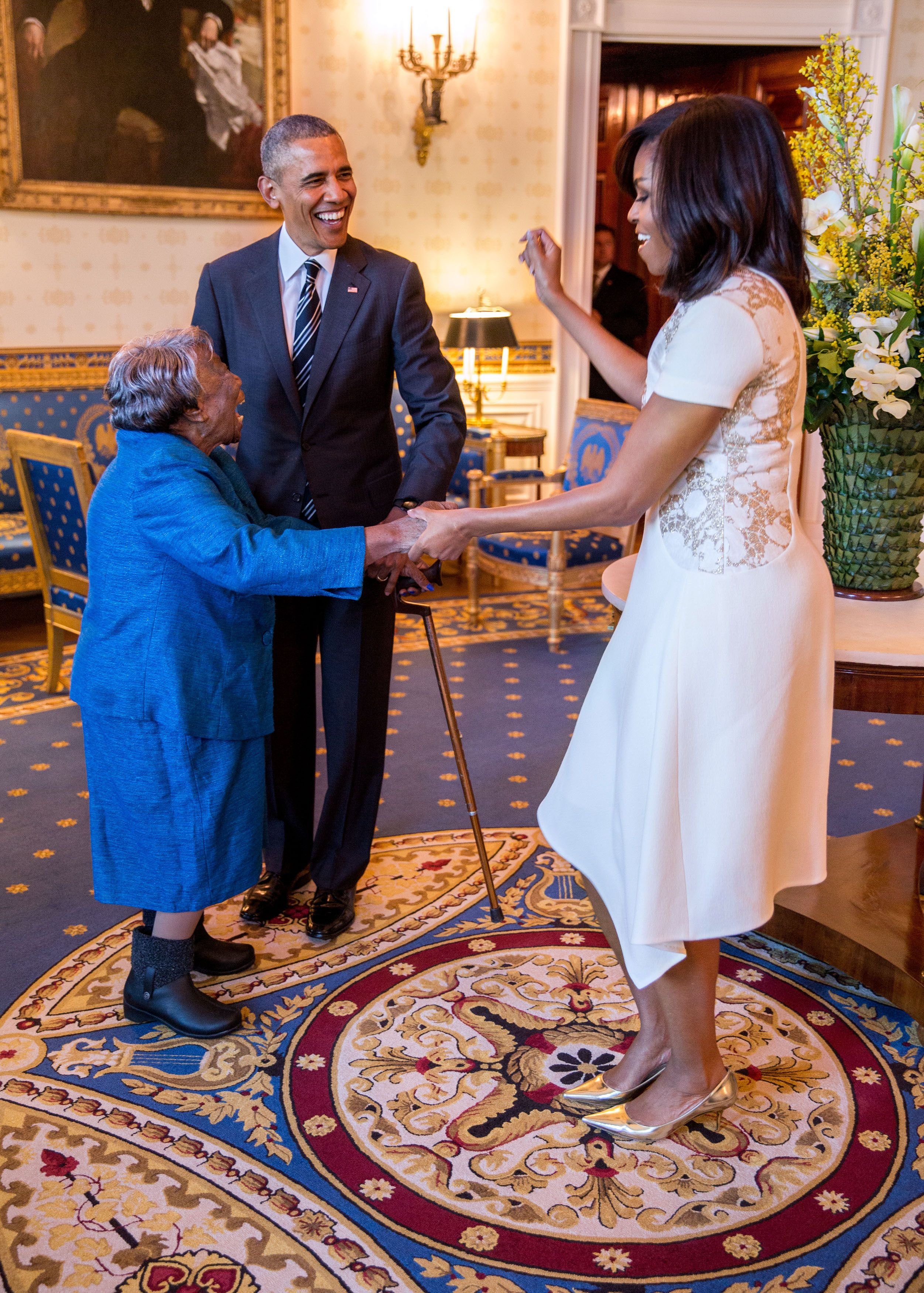 Barack Obama und seine Ehefrau Michelle bei einem Tänzchen mit der 106 Jahre alten Virginia McLaurin im Weißen Haus