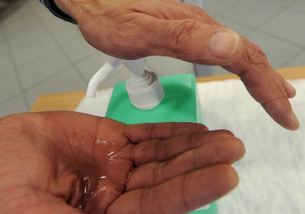 Das Desinfizieren der Hände ist die wichtigste Hygienemaßnahme.