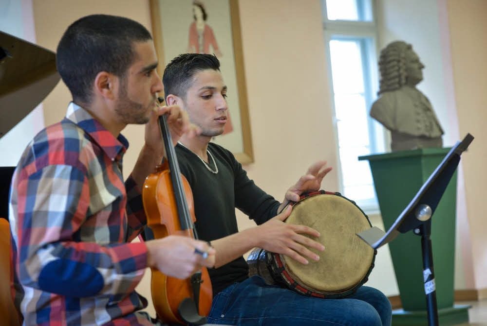 Typische marokkanische Hochzeitsmusik spielten die Studenten Rami Mohammed und Bouchta Khallaoui vor Schülern der Musikschule Köthen.
