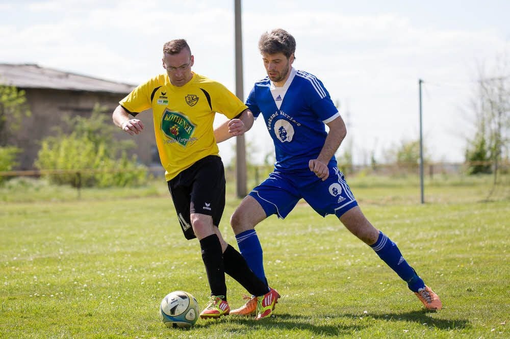 Jan Lehmann (l.) konnte mit dem SV Edderitz das Derby gegen den SV Gölzau mit 2:1 gewinnen.