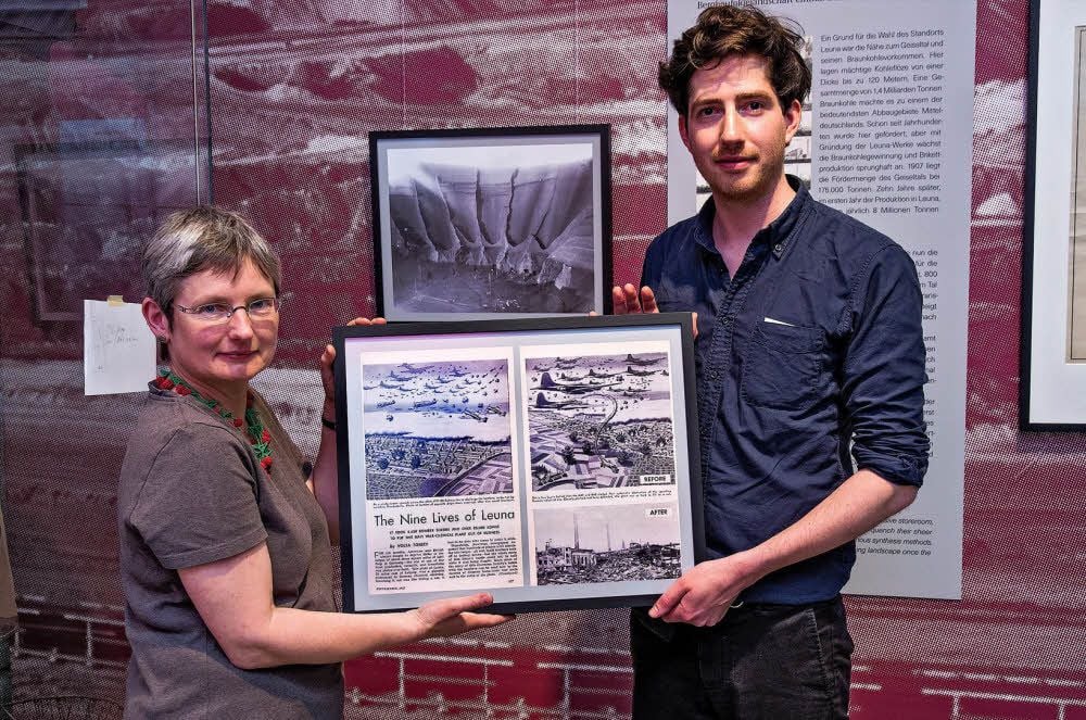 Museumsleiterin Karin Heise und Kurator Niklas Hoffmann-Walbeck zeigen auch Bilder aus einer amerikanischen Wochenzeitung.