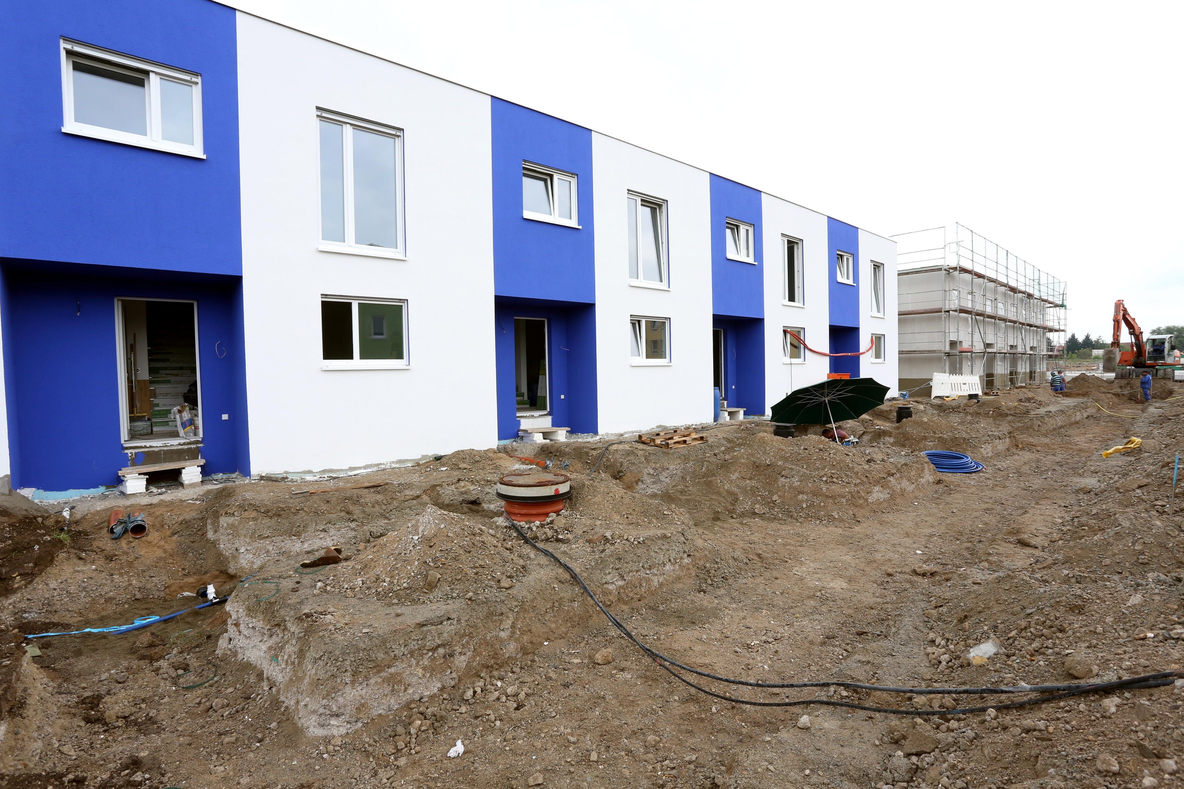 Bau und Erschließung der Häuser in der Semmelweisstraße in Bernburg laufen parallel, um Zeit zu sparen.
