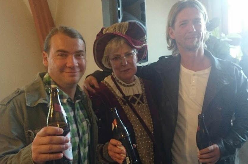 Sven Wittek (r.) und Gilbert Rödiger trinken mit der OB ein „Sterni“.