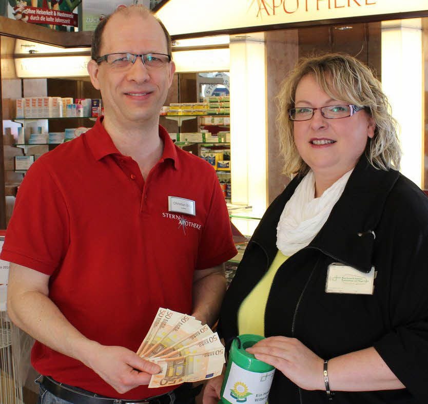 Auch der Wittenberger Apotheker Christian Brink, hier mit Cindy Herrmann vom ökumenischen Hospizdienst am Wittenberger Paul Gerhardt Stift, unterstützt das Hospiz-Projekt.