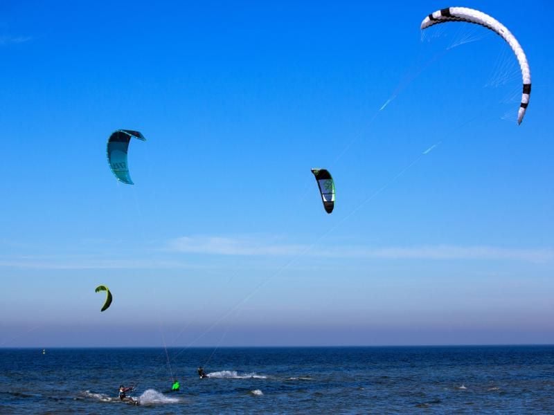 Kitesurfer in Aktion. Foto: Jens Büttner/Archiv