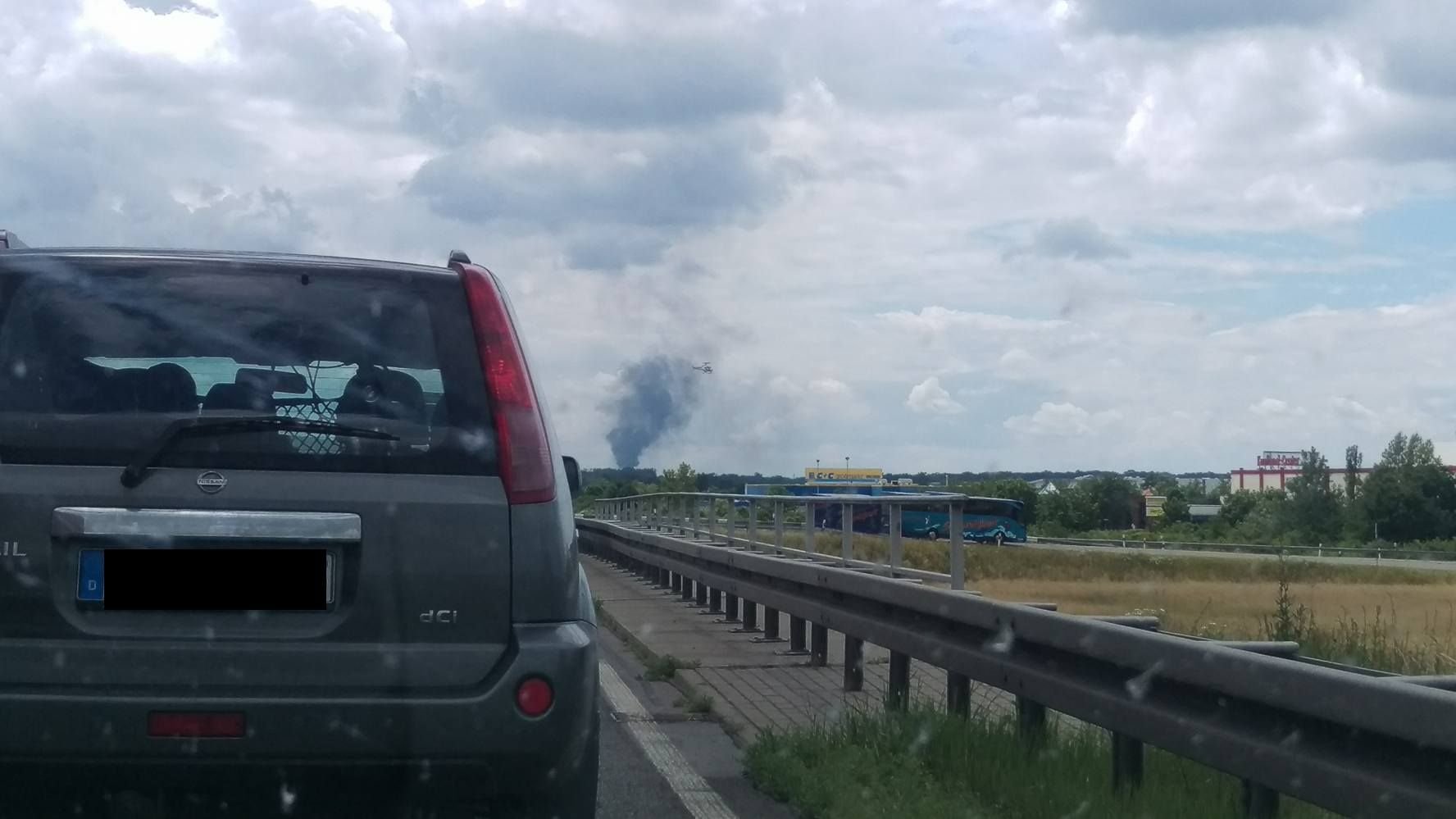 Am Mittwochnachmittag hat sich über der A9 eine riesige Rauchsäule gebildet.