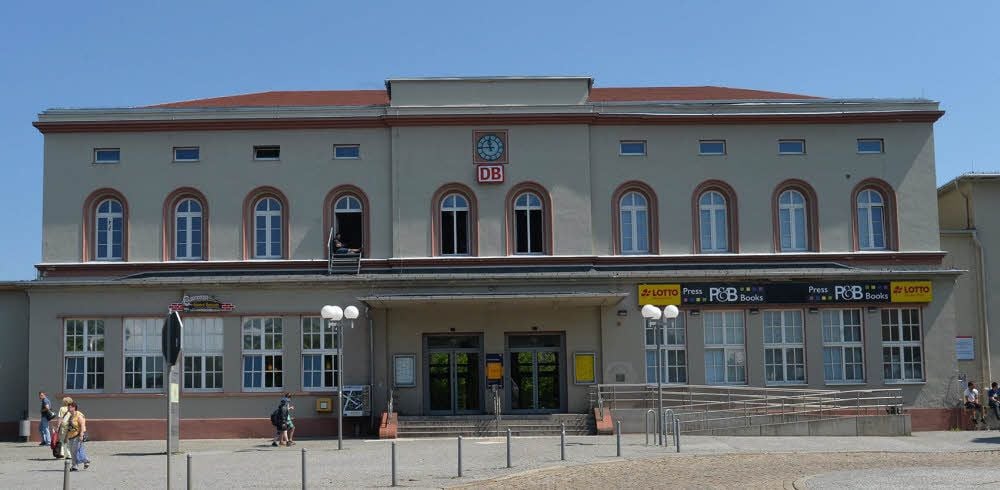 Nach Information der Bahn wird es im Bahnhof Aschersleben auch in Zukunft einen Fahrkartenschalter geben. Man habe einen neuen Betreiber gefunden, heißt es.