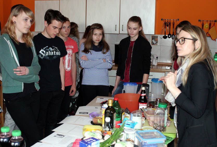 Latein-Lehrerin Elisa Opitz-Schöße (rechts) hat in einem lateinischen Kochbuch gestöbert und einige Rezepte fürs landestypische Kochen ausgegraben.