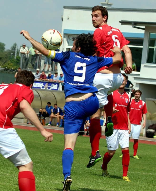 Merseburgs Daniel Teichmann (r.), hier gegen André Meyer vom VfB Sangerhausen, traf zum 3:0.