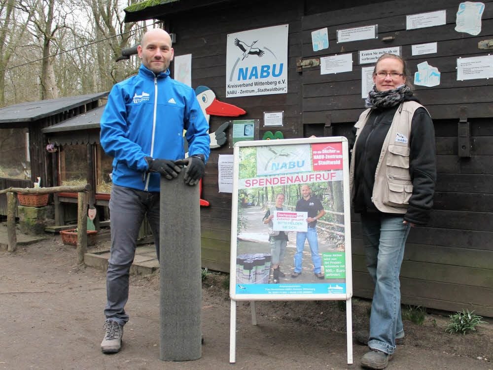 Marco Glaß und Petra Henkelmann stellen die Spendenaktion im Nabu-Zentrum vor.