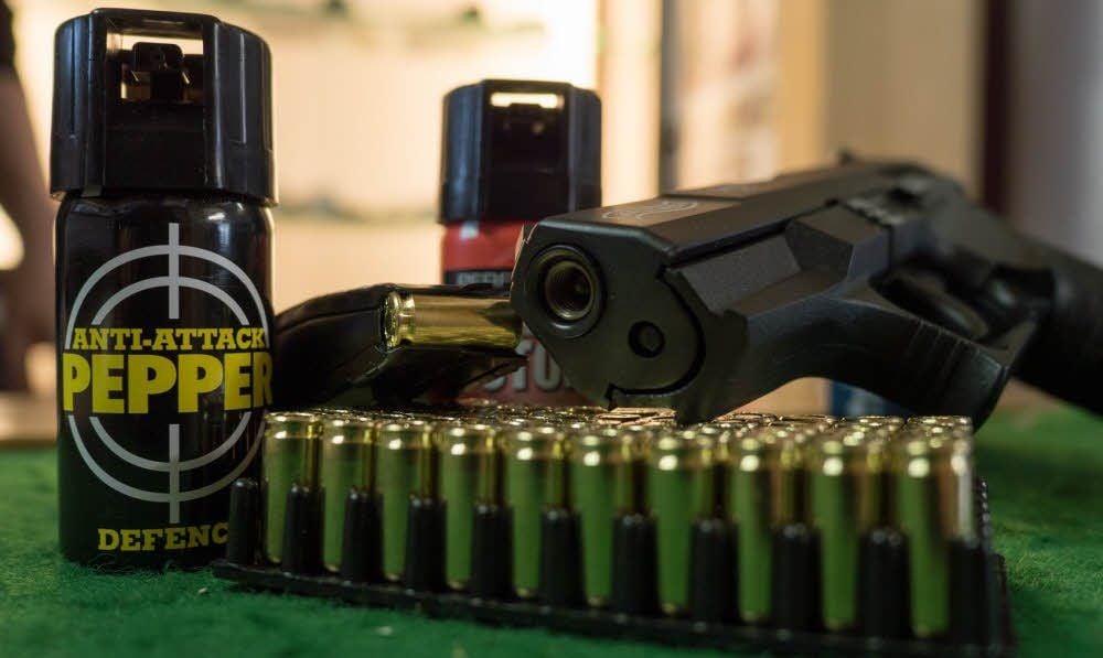 Reizgas und Schreckschusswaffen werden zurzeit oft von Kunden verlangt und in speziellen Geschäften verkauft.