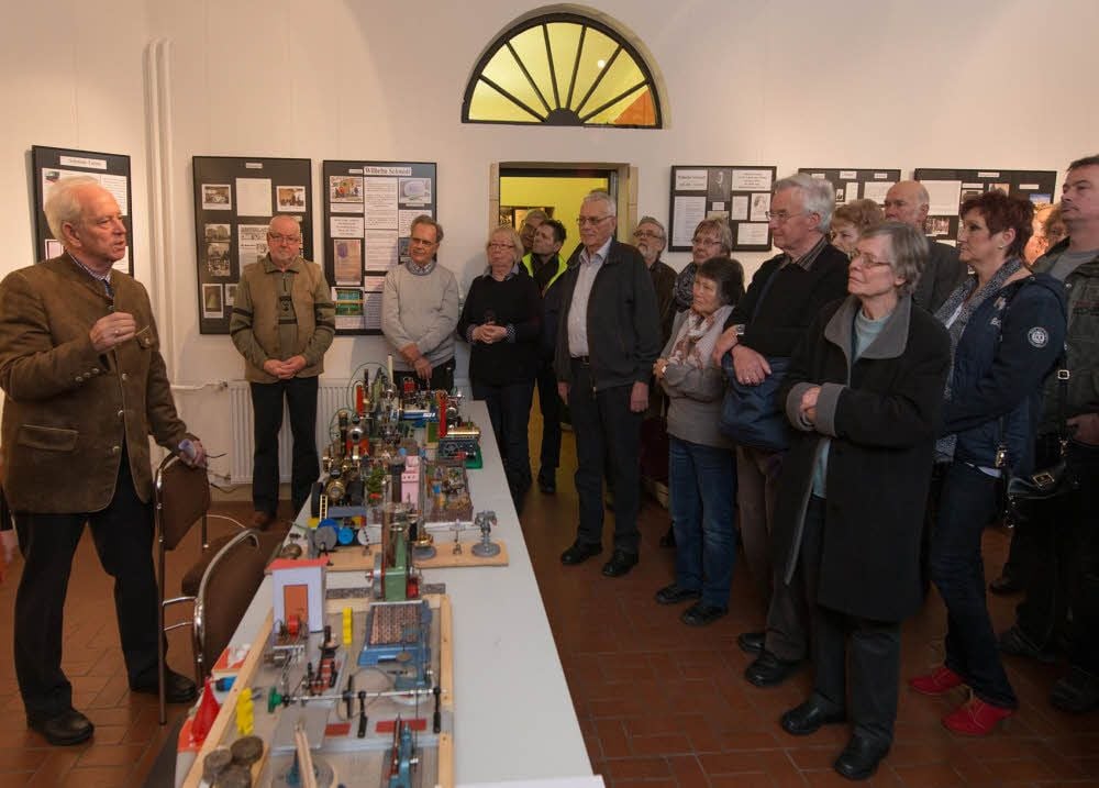Manfred Schubert (2.v.l.) bei der Eröffnung der Ausstellung im Hüttenmuseum Thale. Neben informativen Aushängen gehören auch Dampfmaschinenmodelle zur Ausstellung.