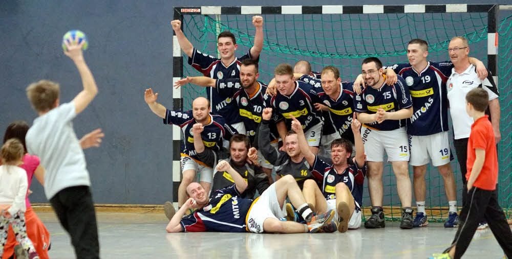 Ein Handy-Bild für die Derby-Chronik: Thale/Westerhausen besiegte mit Interims-Trainer Eckhardt Märzke seit langer Zeit den QSV. Das Hinspiel wurde 18:36 verloren und im Pokal in Quedlinburg im Januar 17:23.
