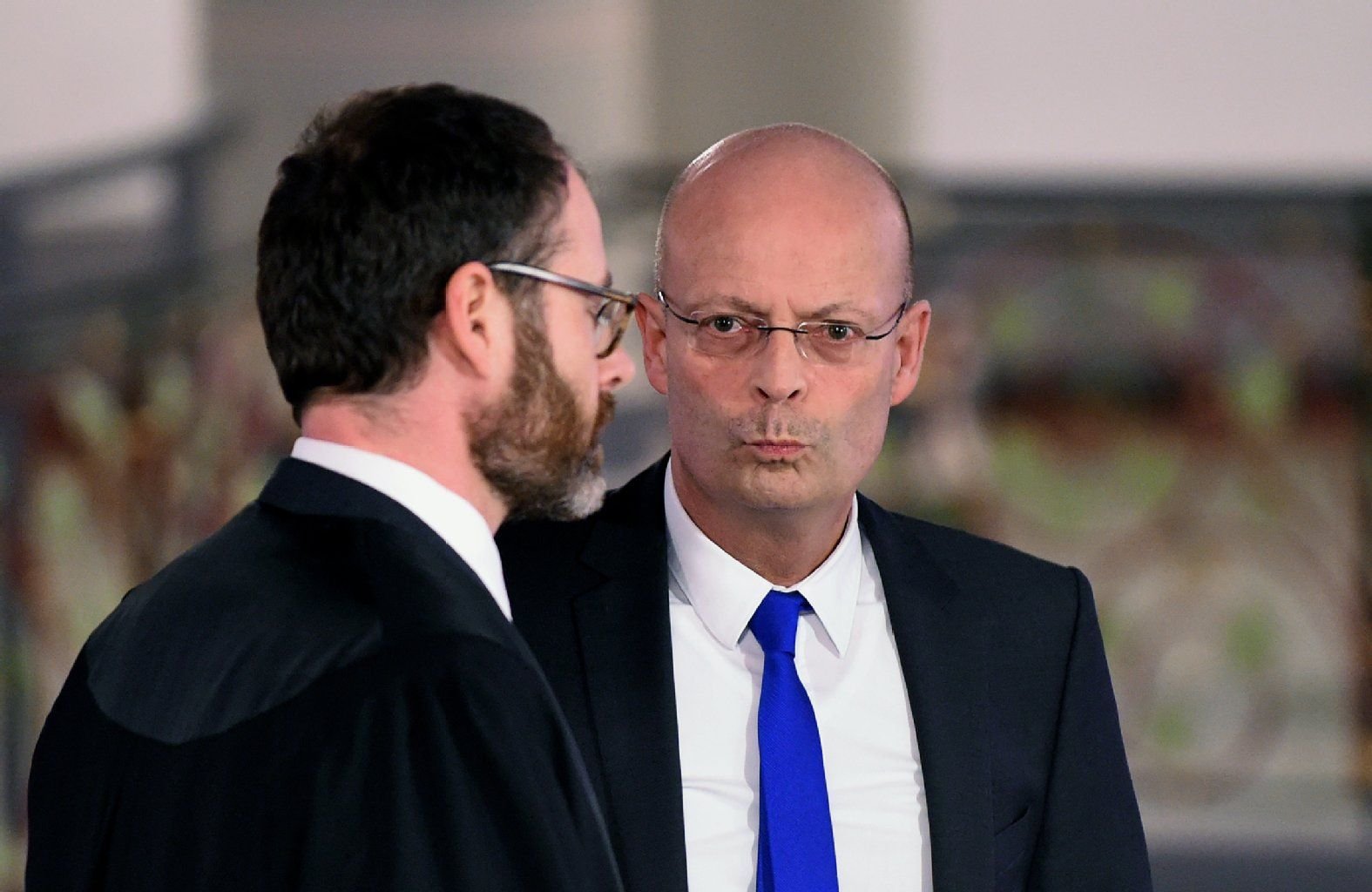 Der Oberbürgermeister von Halle (Saale), Bernd Wiegand (r.), unterhält sich mit seinem Verteidiger Jan Schlösser.