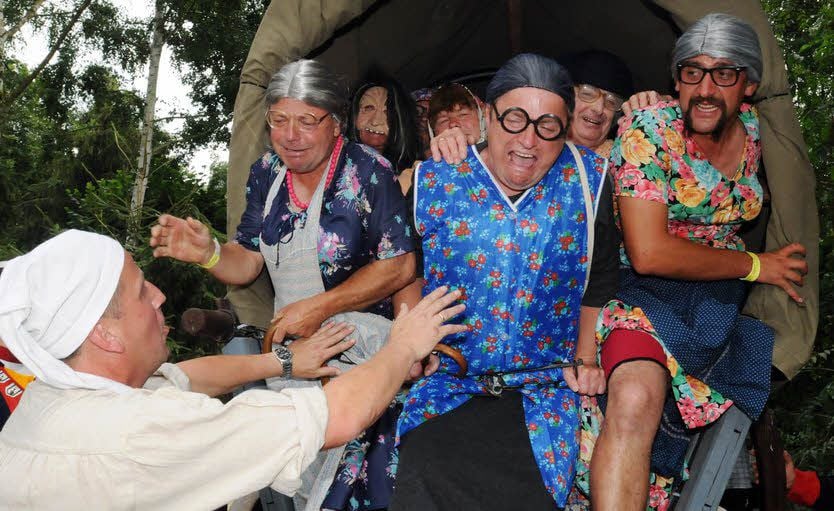 Die „Alten Weiber“ werden im Dorf Lobitzsch eingesammelt.