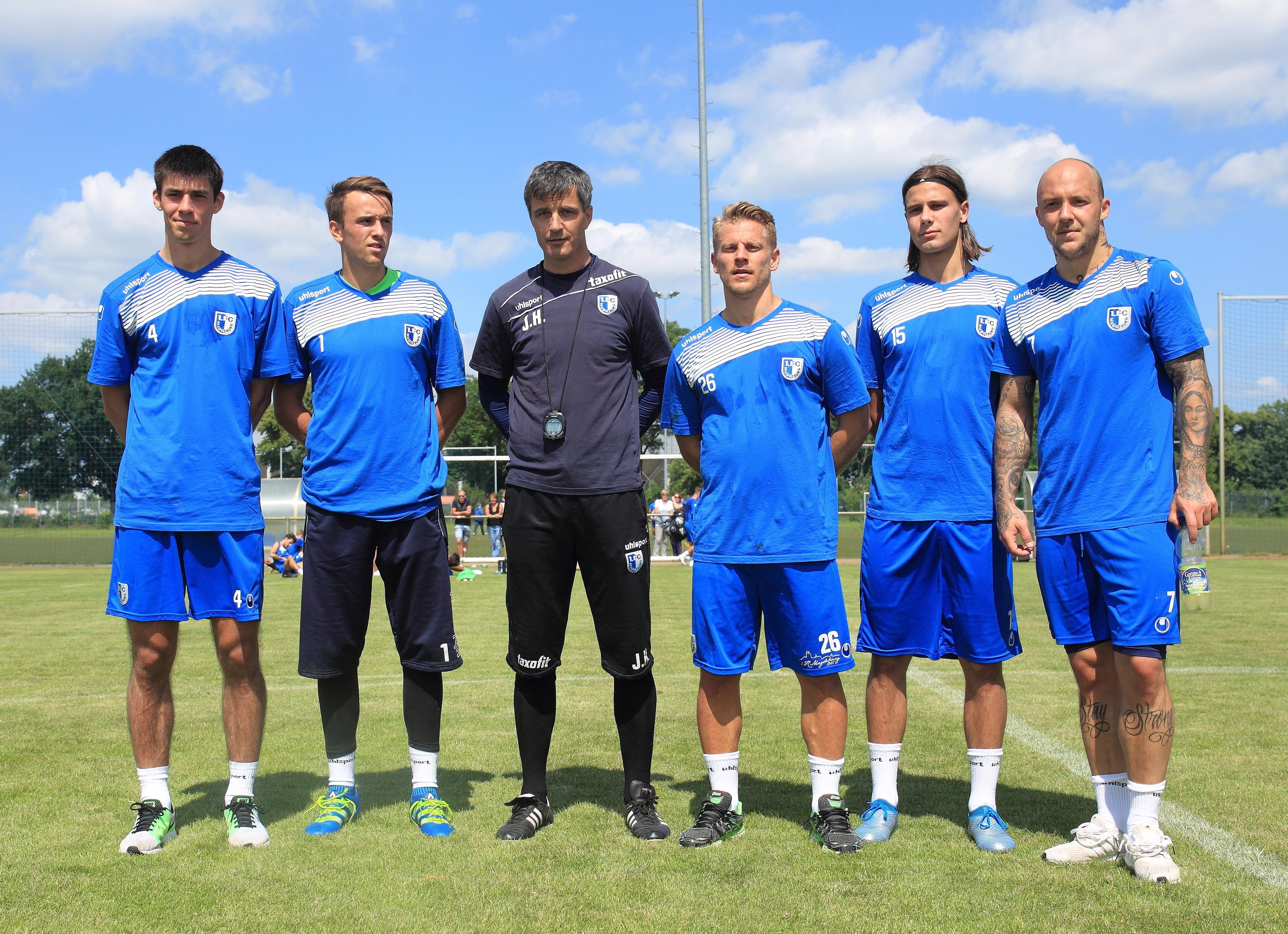 FCM-Trainer Jens Härtel (3. v.l.) präsentiert zum Trainingsauftakt die Neuzugänge Moritz Sprenger (l.-r.), Leopold Zingerle, Gerrit Müller und Tobias Schwede sowie Maurice Exslager.