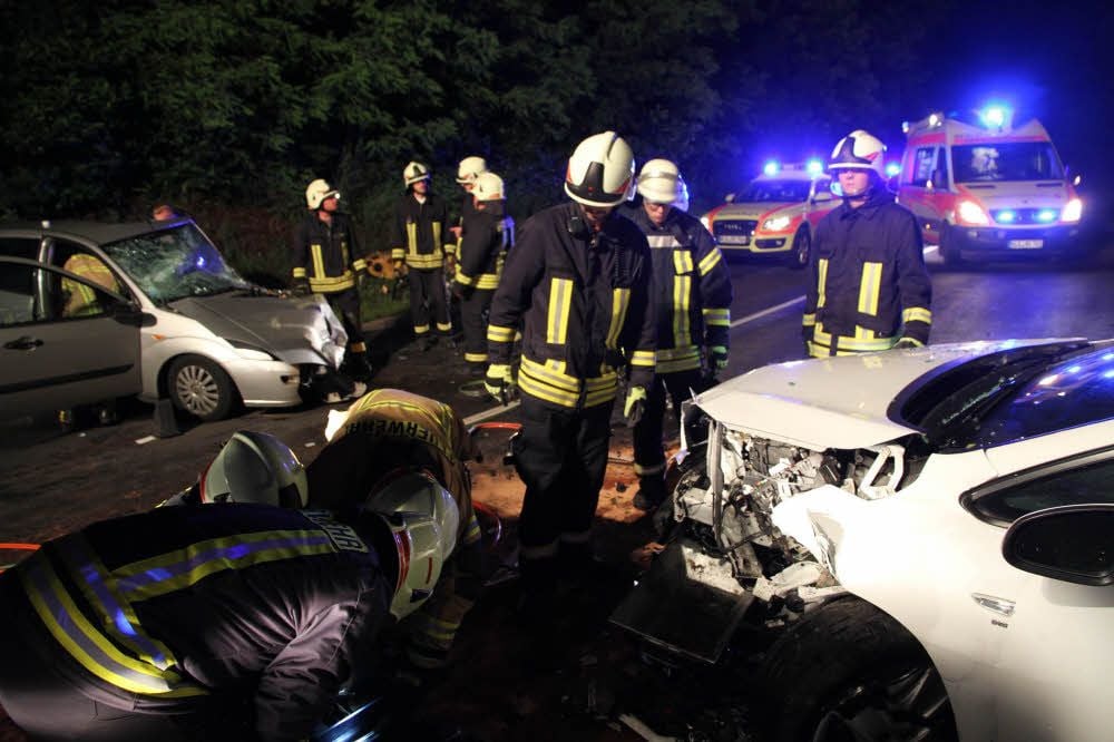 Mit 17 Kameraden ist die Freiwillige Feuerwehr Bad Kösen im Einsatz, um die schwer verletzte Fahrerin eines Ford Focus aus ihrem Auto zu bergen und nahe Schulpforte die Unfallstelle zu sichern.