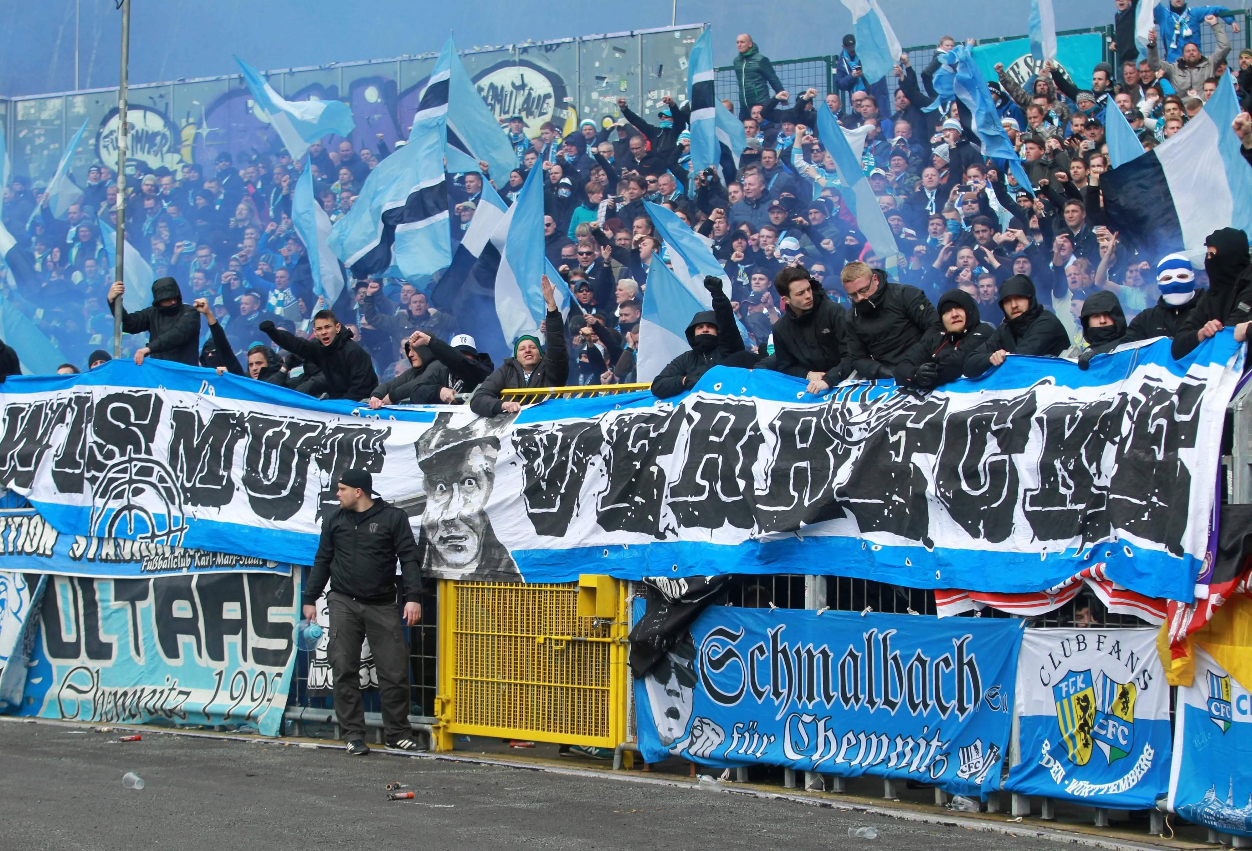 "Wismut verrecke" - die Chemnitzer mit ihren beleidigenden Banner.