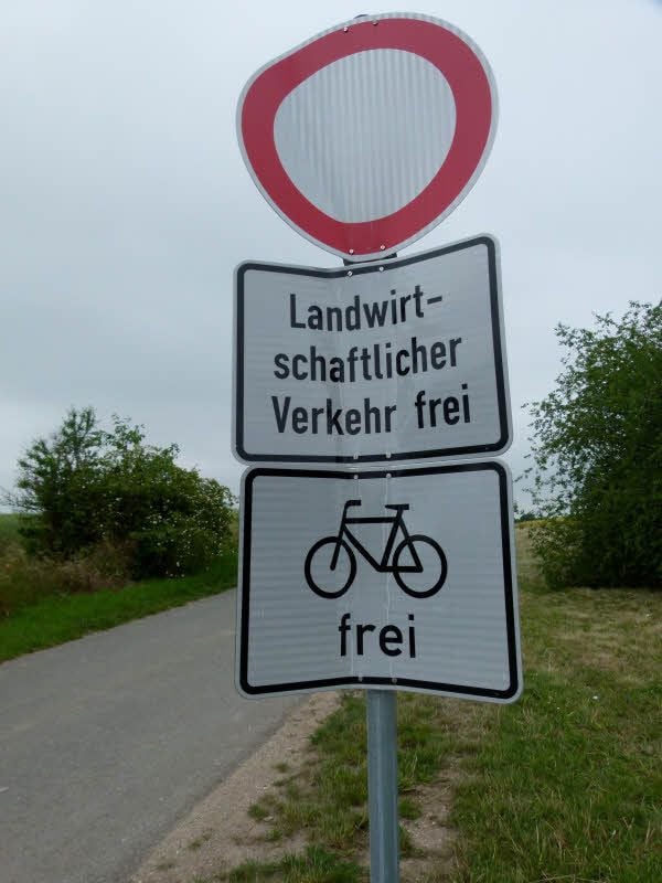 Schon vor der Neuenburg steht das Schild Durchfahrtsverbot.