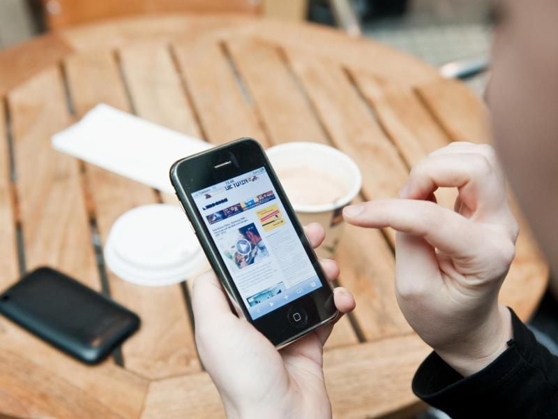 Wer mit dem Smartphone schnell und günstig das Internet nutzen möchte, sollte die Einstellungen des Geräts optimieren. Foto: Andrea Warnecke