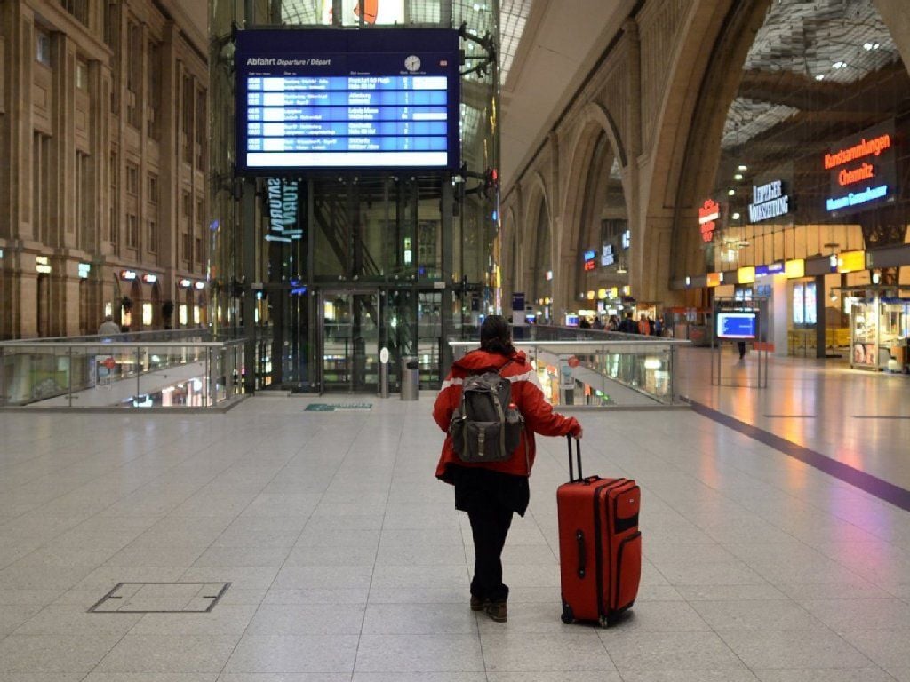 Eine Frau am Hauptbahnhof Leipzig