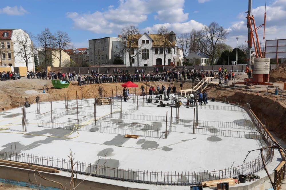Uba-Chefin Maria Krautzberger versenkt eine MZ in der Grundsteinlegungs-Schatulle. Der Ersatzneubau entsteht direkt neben dem Uba-Hauptgebäude.